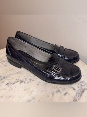 Lifestride Loafers Size 8 M
Vegan Leather navy blue shoes MAKE ME AN OFFER!